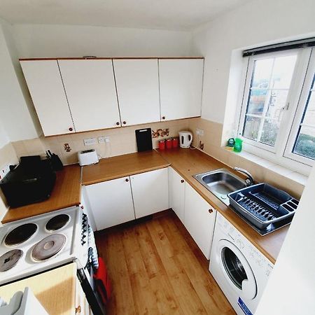 2 Bedroom Rayleigh Apartment Bagian luar foto