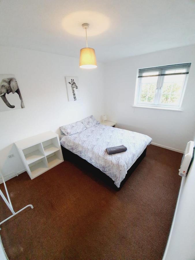 2 Bedroom Rayleigh Apartment Bagian luar foto