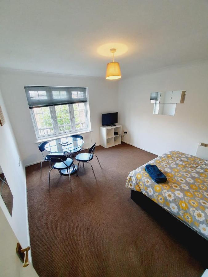2 Bedroom Rayleigh Apartment Bagian luar foto