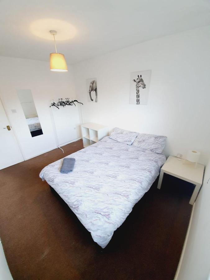 2 Bedroom Rayleigh Apartment Bagian luar foto