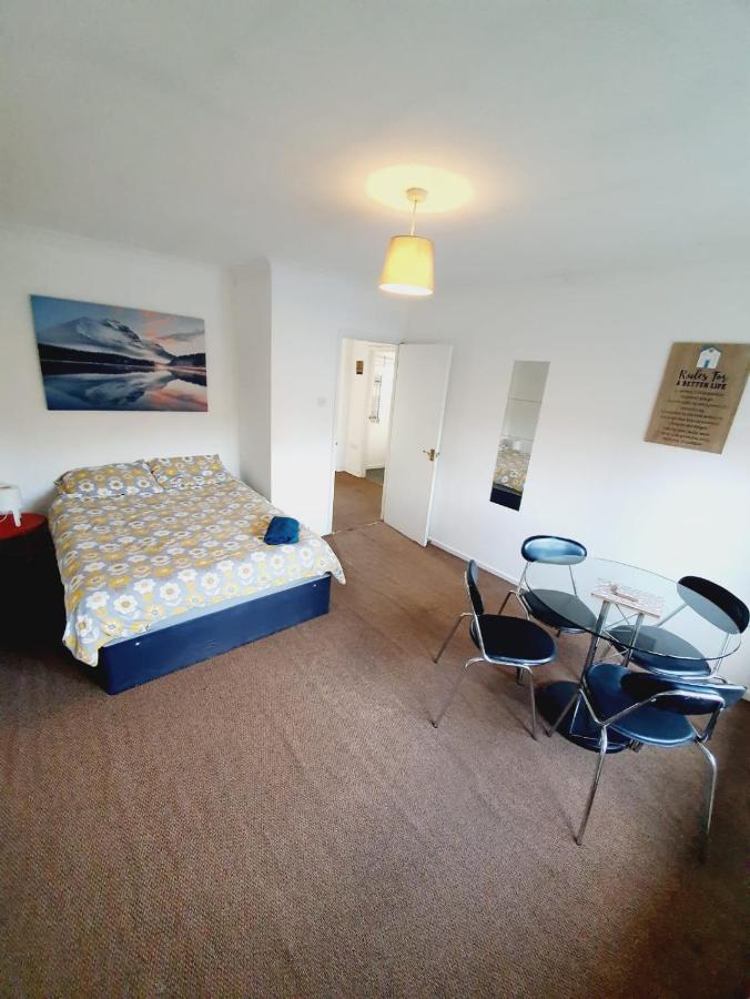 2 Bedroom Rayleigh Apartment Bagian luar foto